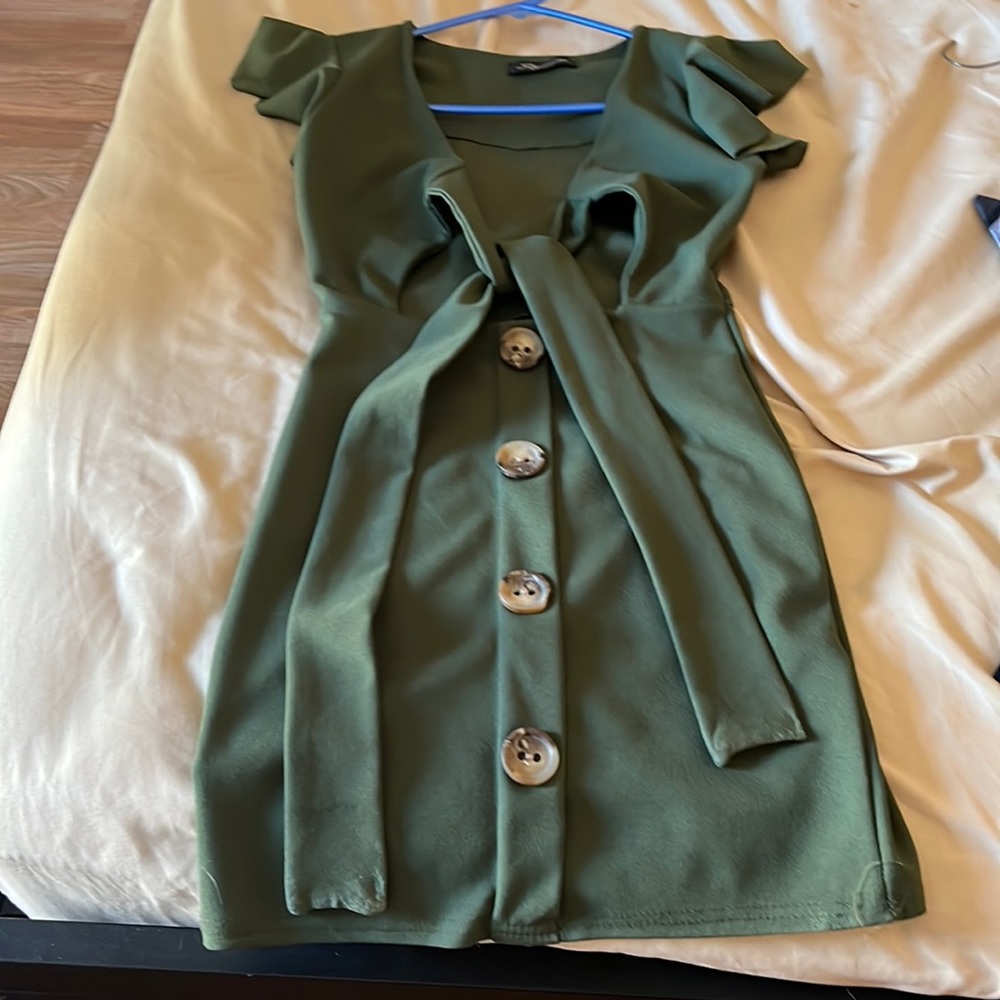 Stylewise green button with tie on the chest